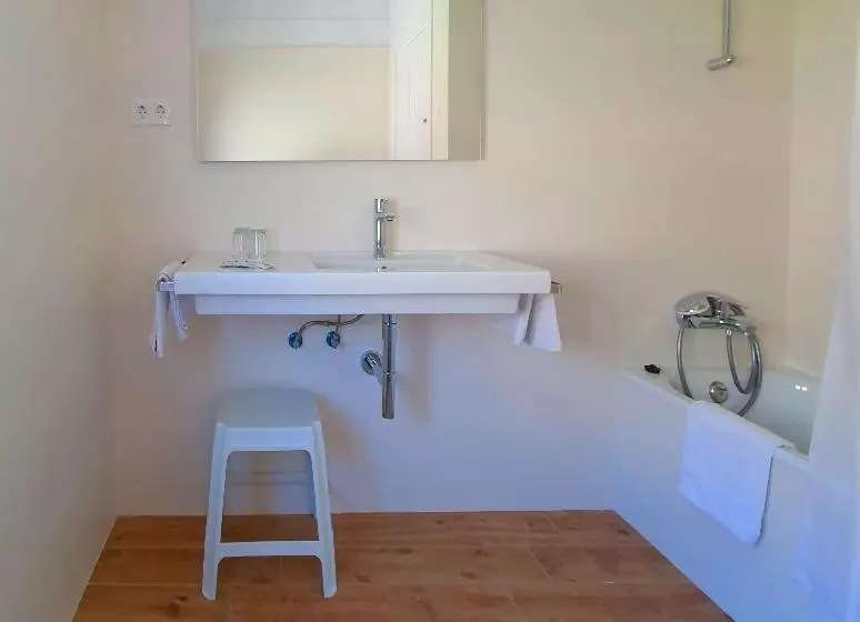 3-Bett-Standardzimmer, Hostal Canigó