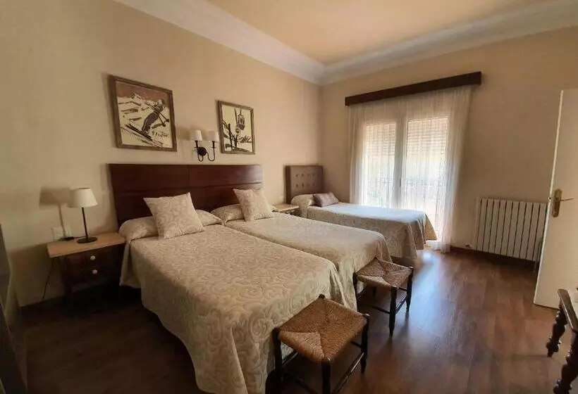 3-Bett-Standardzimmer, Hostal Canigó