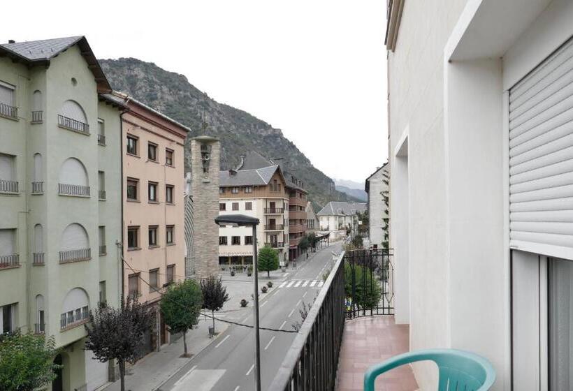 Четырехместный Номер Стандарт, Hostal Canigó