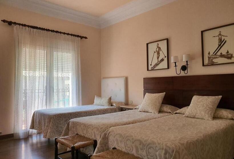 اتاق استاندارد چهار تخته, Hostal Canigó