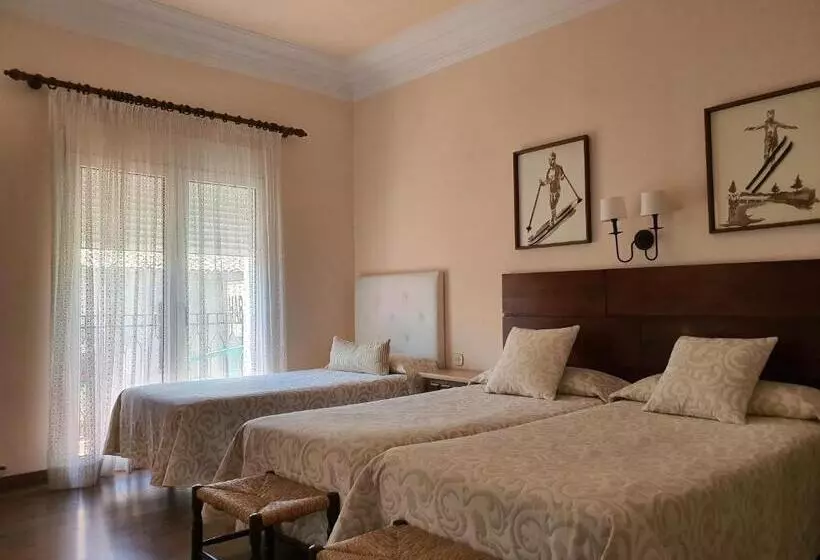 4 Bett Standardzimmer, Hostal Canigó