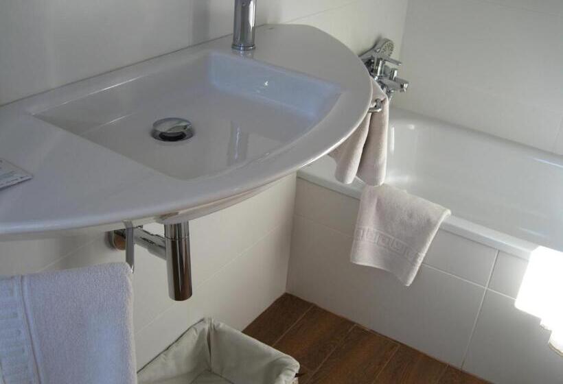 Четырехместный Номер Стандарт, Hostal Canigó