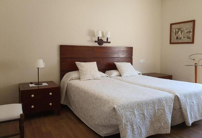 اتاق استاندارد چهار تخته, Hostal Canigó