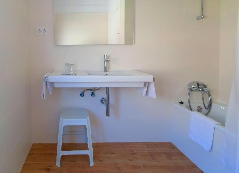 Четырехместный Номер Стандарт, Hostal Canigó