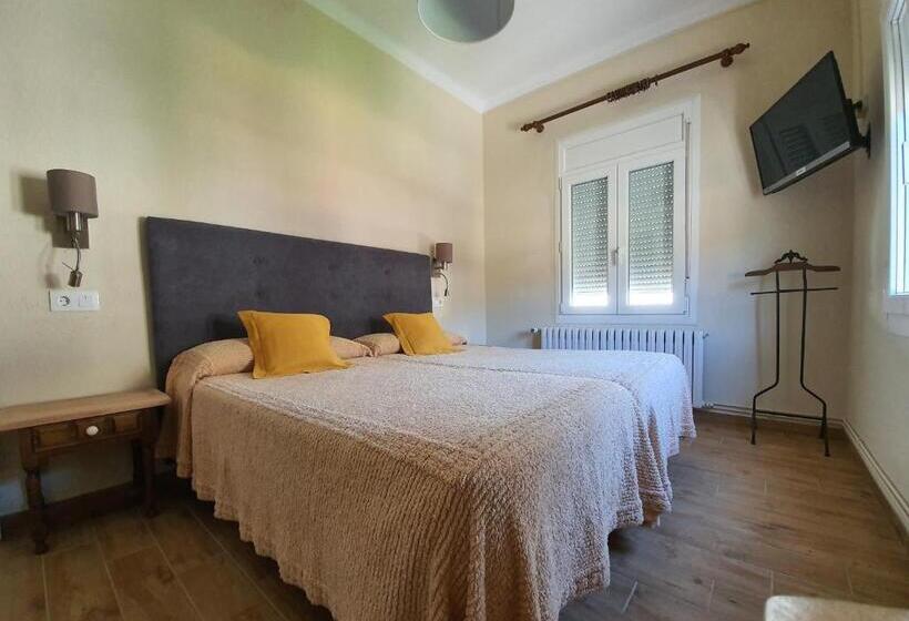 غرفة قياسية رباعية, Hostal Canigó
