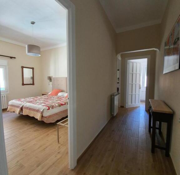 اتاق استاندارد چهار تخته, Hostal Canigó