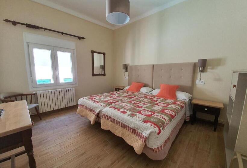 اتاق استاندارد چهار تخته, Hostal Canigó