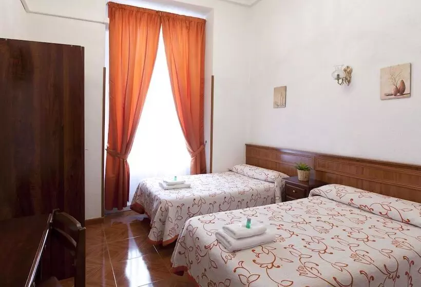 Habitación Triple Estándar, Hostal Condestable