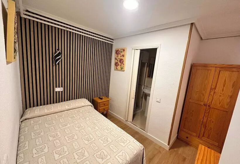اتاق استاندارد یک نفره, Hostal Rober