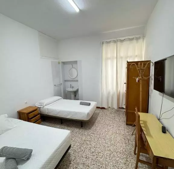 اتاق استاندارد سه نفره, Hostal Ruano