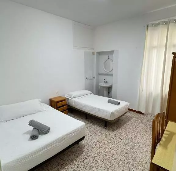 اتاق استاندارد سه نفره, Hostal Ruano