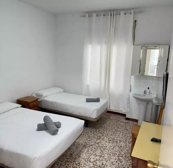 اتاق استاندارد سه نفره, Hostal Ruano
