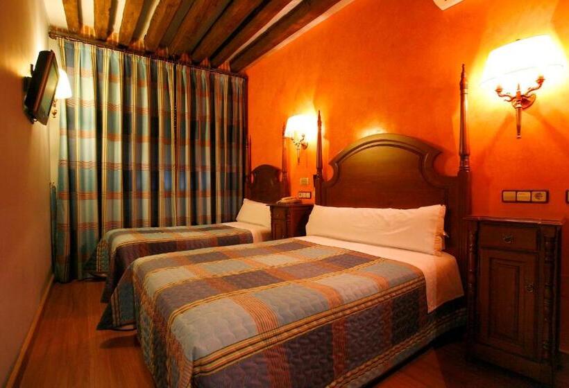 اتاق استاندارد سه تخته با چشمانداز, Hostal Victoria I