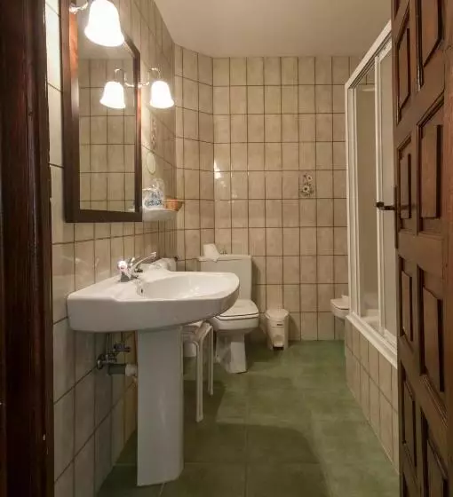 اتاق استاندارد سه نفره, Hostal Ayestaran Ii