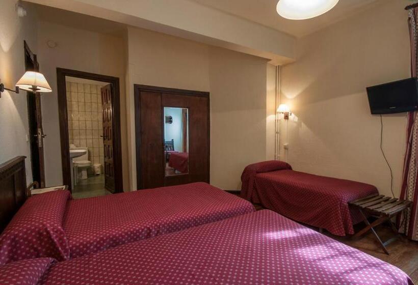 Номер Стандарт Трехместный, Hostal Ayestaran Ii