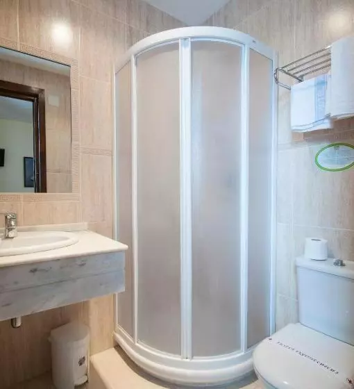 اتاق استاندارد سه نفره, Hostal Ayestaran Ii