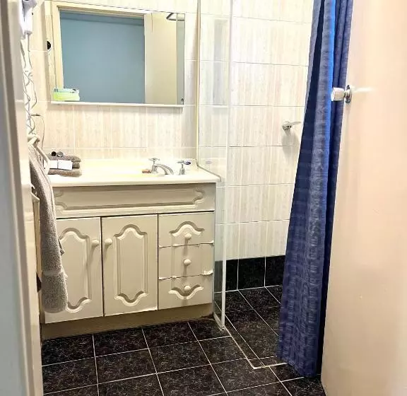 اتاق اکونومی, Elkira Court Motel