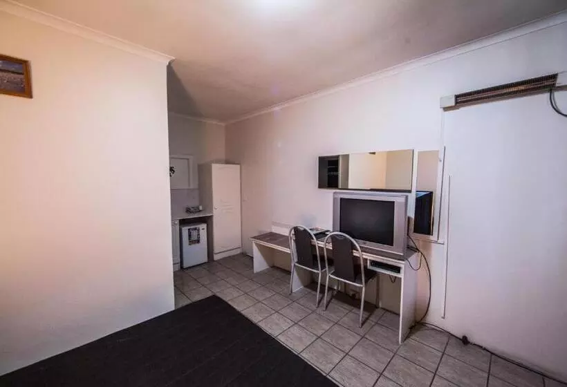 اتاق اکونومی, Elkira Court Motel