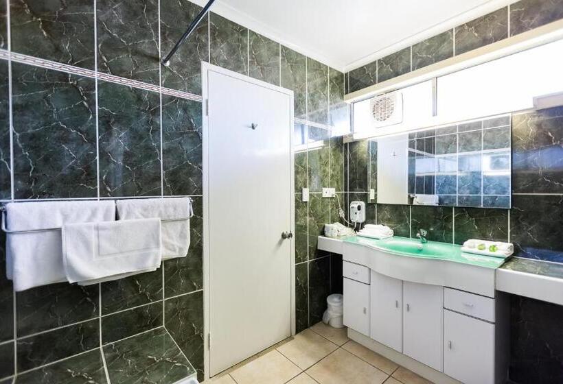 חדר משפחתי, Elkira Court Motel