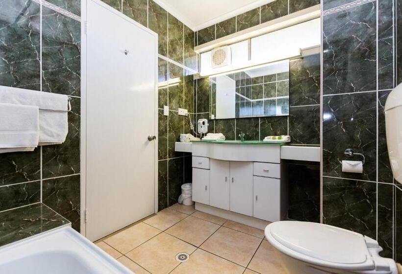 חדר משפחתי, Elkira Court Motel