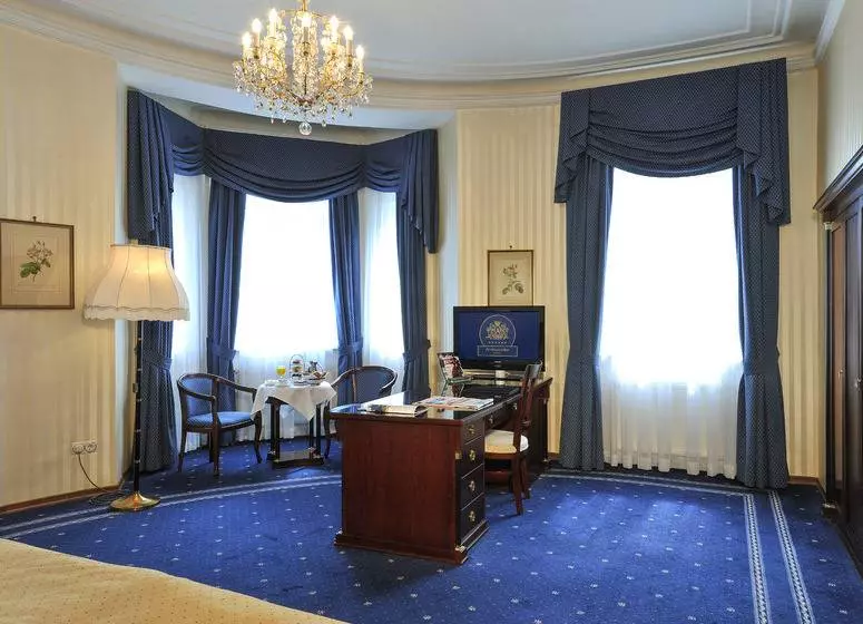 اتاق کلاس بیزنس, Ambassador