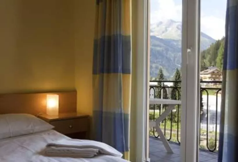 اتاق استاندارد یک نفره, Euro Youth Hotel & Krone