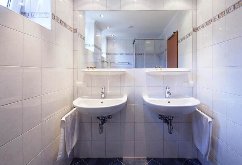 غرفة قياسية ثلاثية, Euro Youth Hotel & Krone