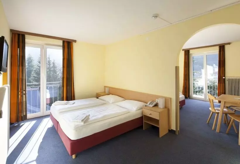 اتاق استاندارد سه نفره, Euro Youth Hotel & Krone