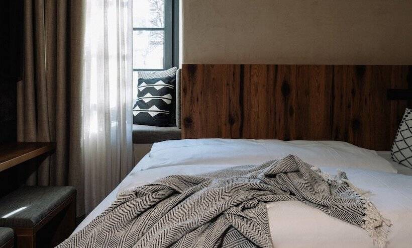 ベーシックルーム, Johann Schladming