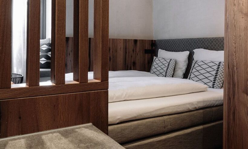 ベーシックルーム, Johann Schladming