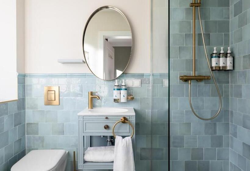 اتاق استاندارد یک نفره, Numa L Mozart