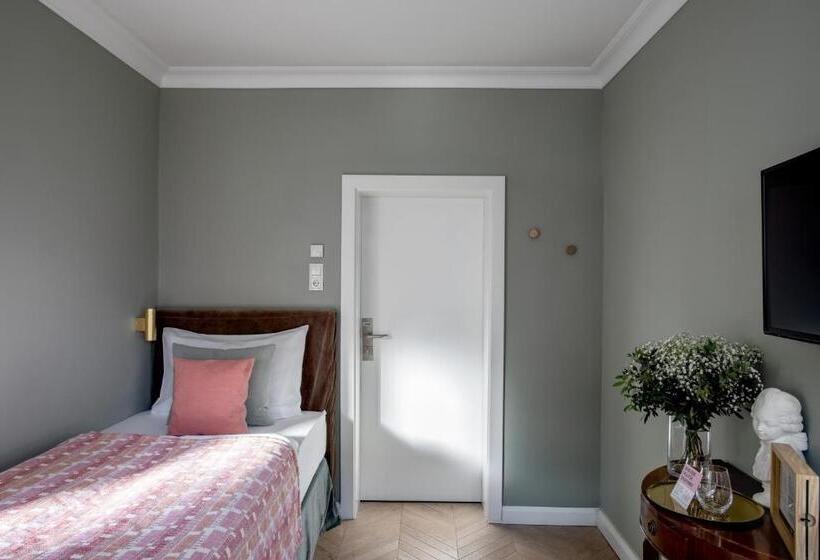 اتاق استاندارد یک نفره, Numa L Mozart