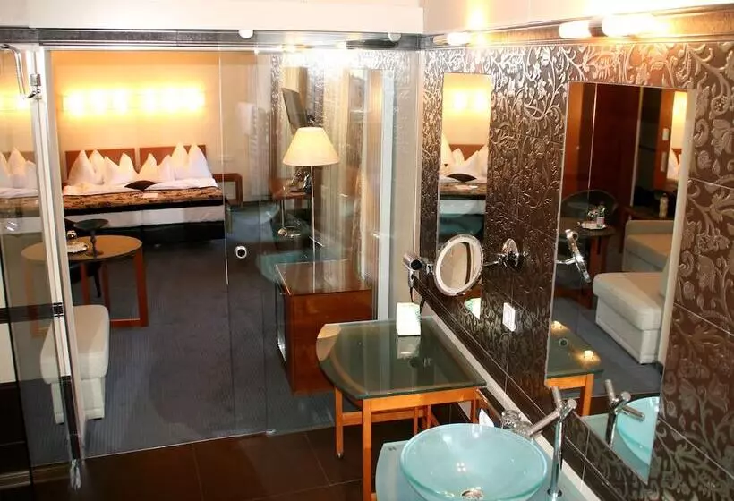اتاق لوکس با بالکن, Romantik Hotel Im Weissen Rössl Am Wolfgangsee