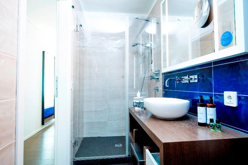 اتاق استاندارد, Stein Adults Only