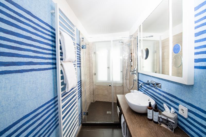 اتاق استاندارد, Stein Adults Only