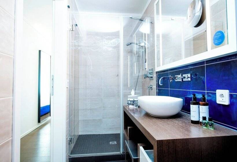 اتاق استاندارد, Stein Adults Only