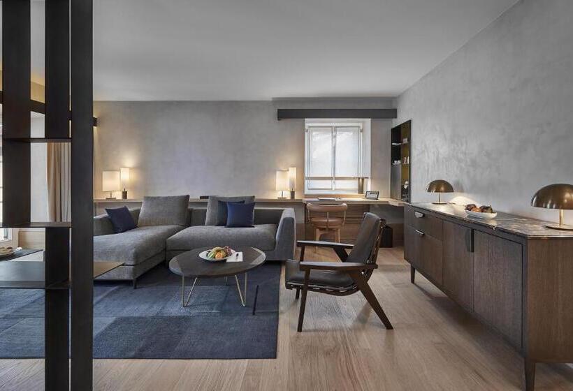 استودیوی لوکس, Weisses Roessl