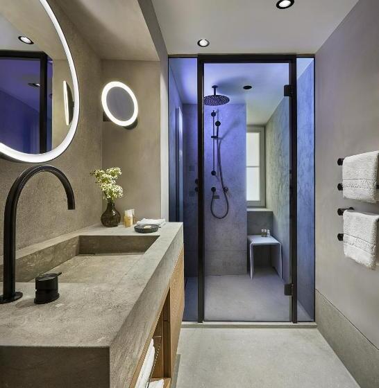 سوییت لوکس, Weisses Roessl