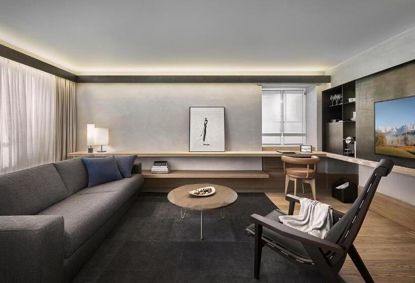 سوییت لوکس, Weisses Roessl