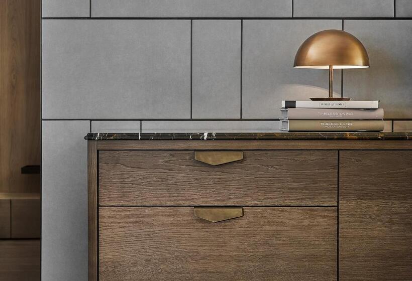 سوییت لوکس, Weisses Roessl