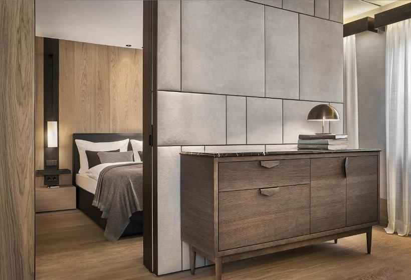 سوییت لوکس, Weisses Roessl