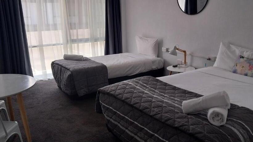 标准间, Commodore Motor Inn