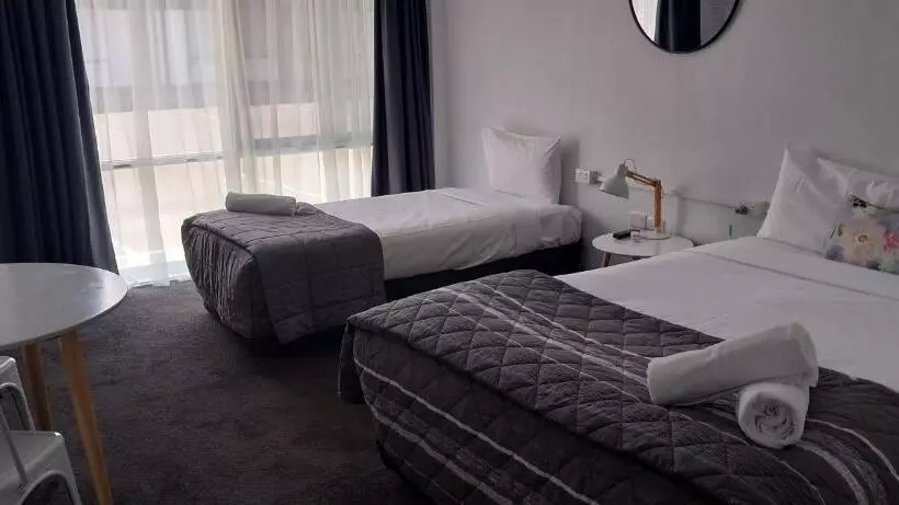 اتاق استاندارد, Commodore Motor Inn