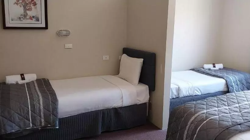 اتاق خانوادگی, Commodore Motor Inn