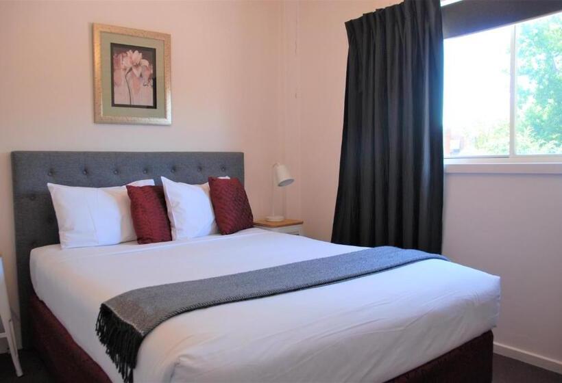 اتاق خانوادگی, Commodore Motor Inn