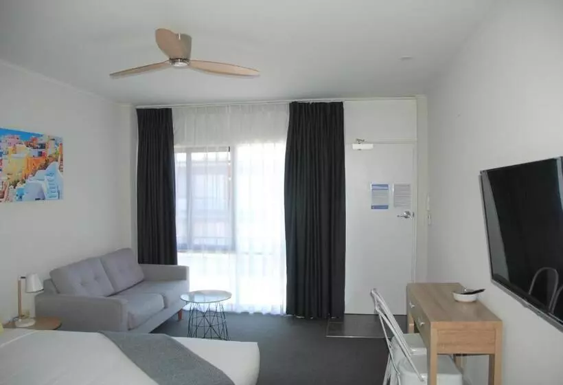 اتاق لوکس با تخت بزرگ, Commodore Motor Inn