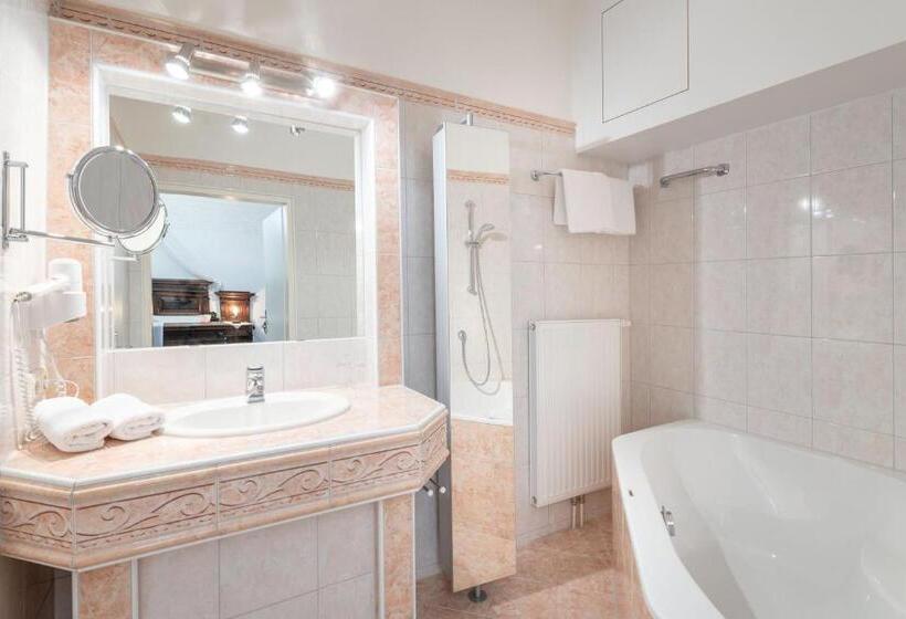 جناح, Schlosshotel Rosenau Superior