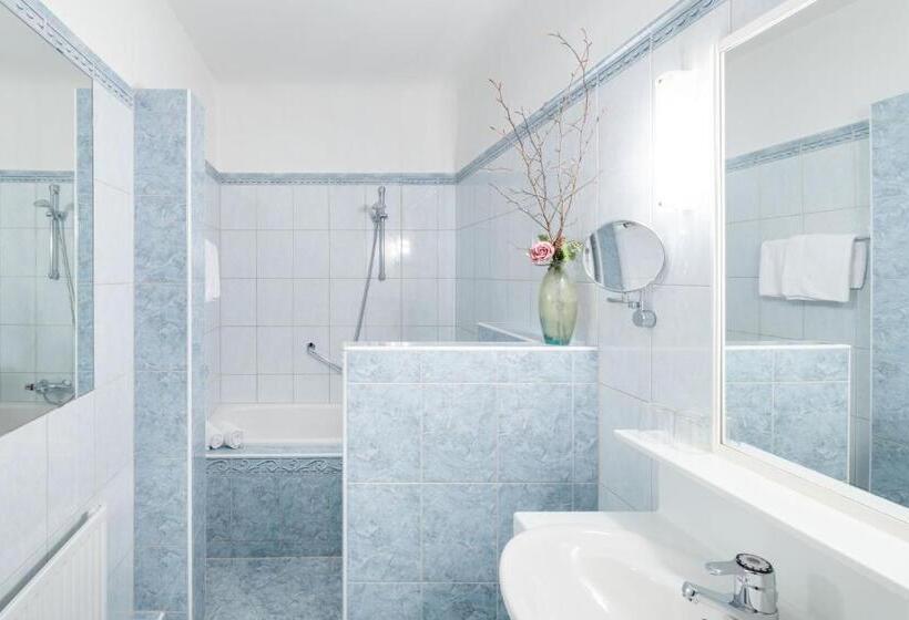 جناح, Schlosshotel Rosenau Superior