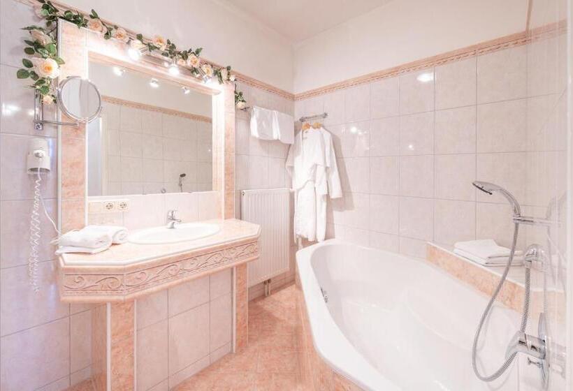 جناح, Schlosshotel Rosenau Superior