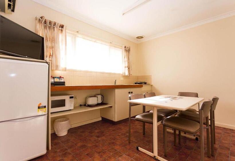 דירת שני חדרים, Sleepwell Motel